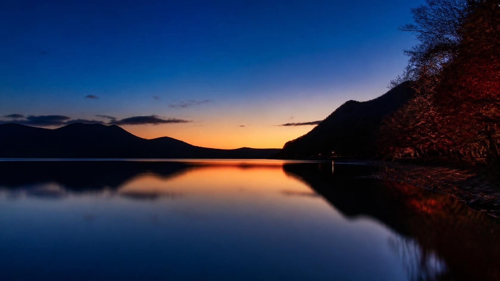 夕暮れの湖と山並み