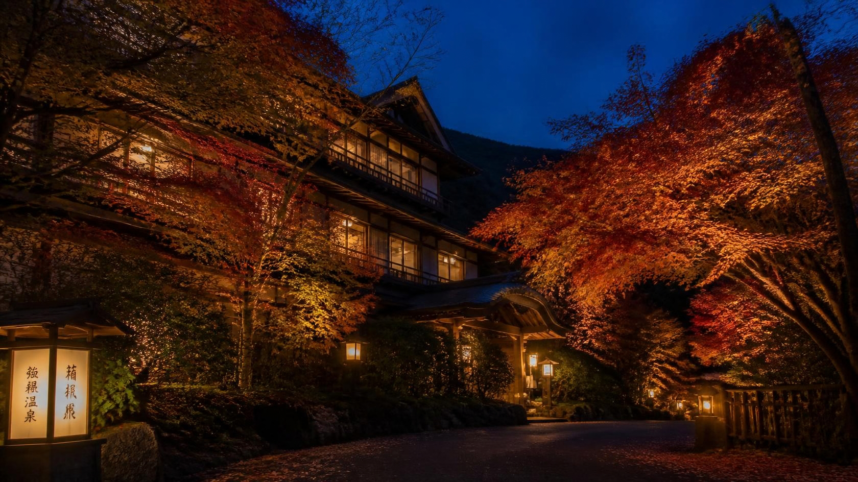 箱根エリアの紅葉と旅館のイメージ
