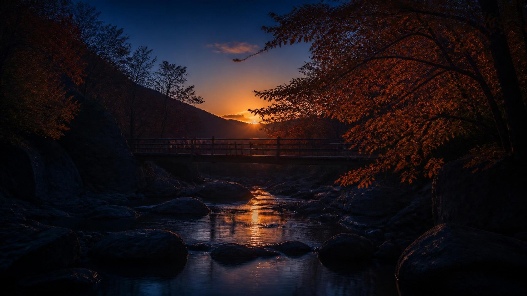 紅葉の渓谷と夕暮れの空のイメージ